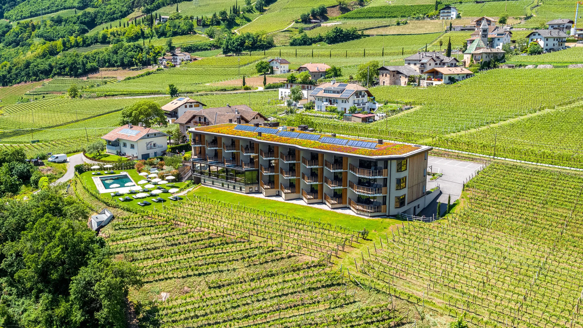 Galleria: impressioni dal Plattenhof a Termeno Hotel con tetto solare e piscina immerso tra vigneti e colline
