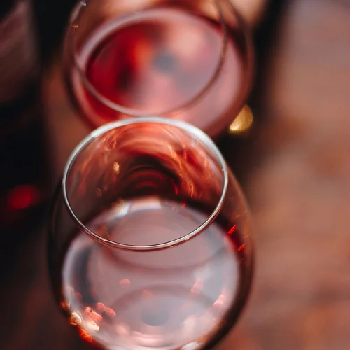 Due bicchieri di vino rosato su un tavolo di legno
