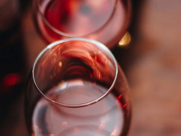 Due bicchieri di vino rosato su un tavolo di legno